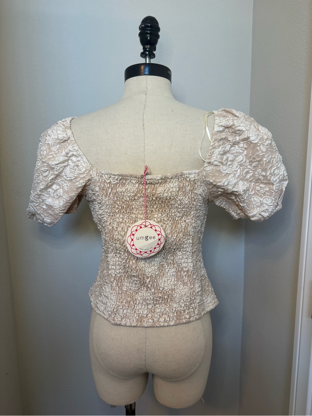 Umgee Puff Sleeve Lace Square Neck Top in Beige and Ivory NWT - Picture 4 of 7